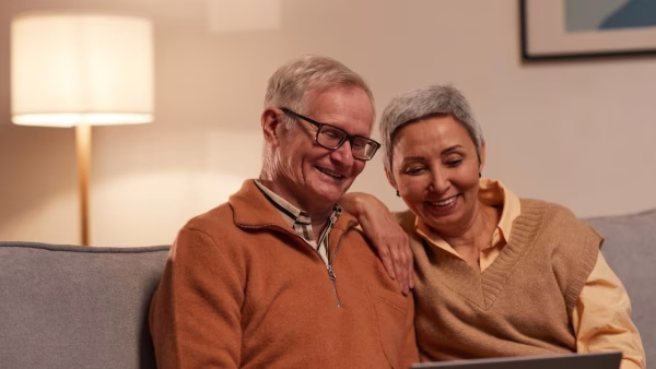 Stel bekijkt samen een webshop op een laptop