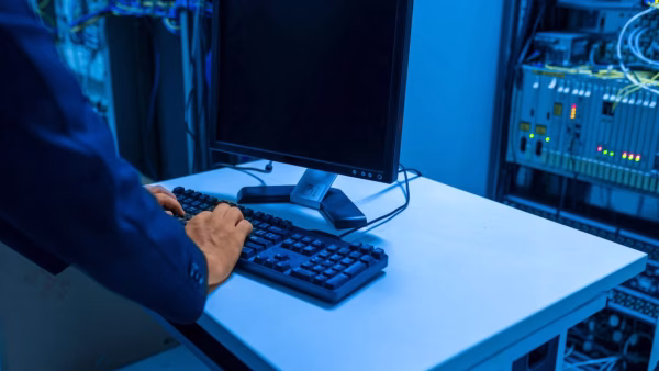IT-specialist werkt in een serverruimte aan cyberbeveiliging