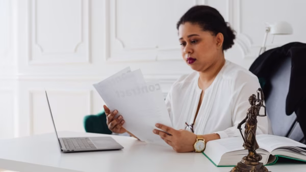 Vrouw leest documenten op kantoor