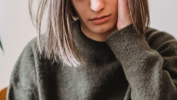Vrouw kijkt bezorgd naar haar telefoon
