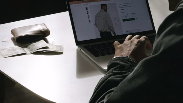 Man winkelt online op een laptop
