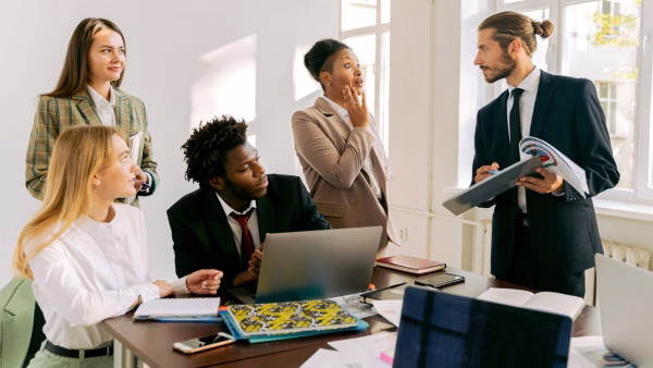 Collega's bespreken samen prijsbeleid tijdens een overleg op kantoor