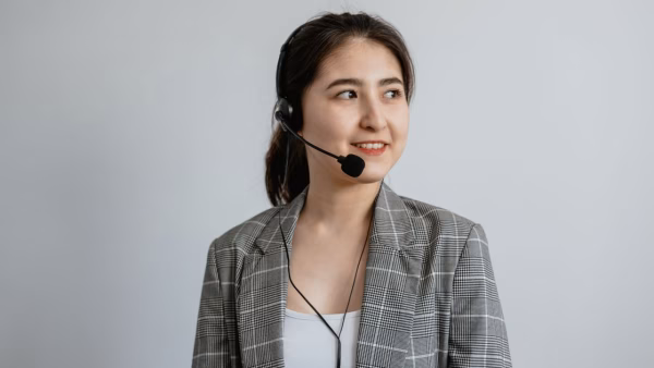 Klantenservicemedewerker met headset beantwoordt een telefonische vraag