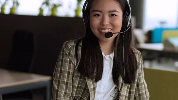 Vrouw met headset beantwoordt klantvragen op kantoor